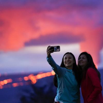 Erupción de volcán Mauna Loa atrae espectadores a Hawai