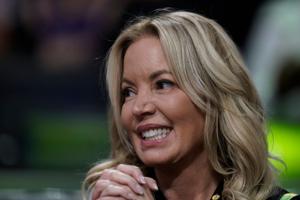 Imagen de la cobertura de: Jeanie Buss se opone a la venta de la participación minoritaria de la familia Buss en los Lakers