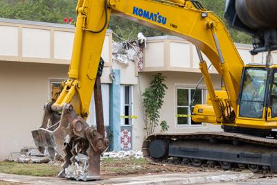 El gobernador Pedro Pierluisi anuncia el inicio de la demolición del antiguo hospital de Vieques