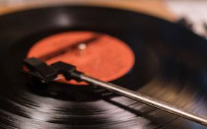 Imagen de la cobertura de: Cómo se fabrica un disco de vinilo, desde el máster hasta el prensado final
