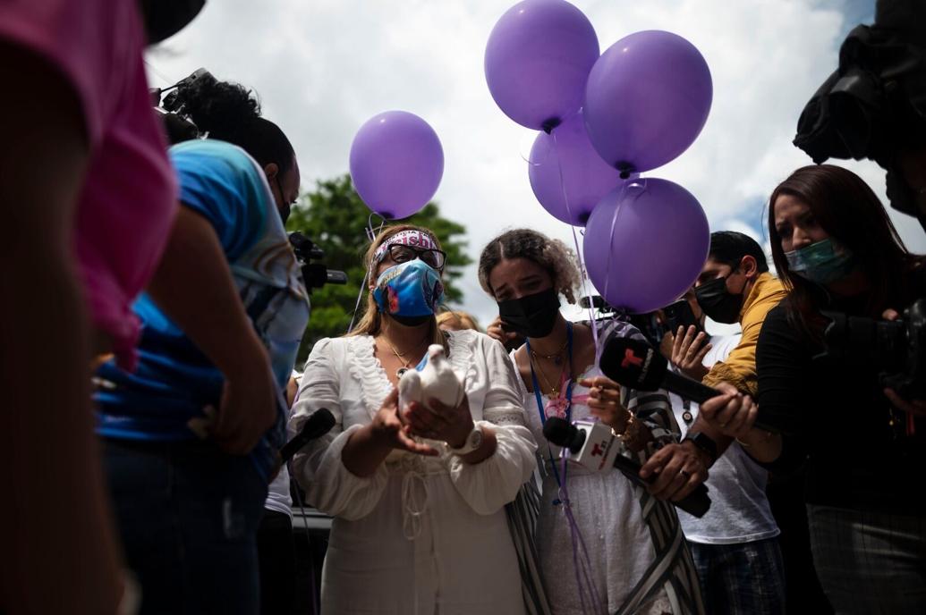 Keila y Bereliz en el funeral de Keishla Rodríguez