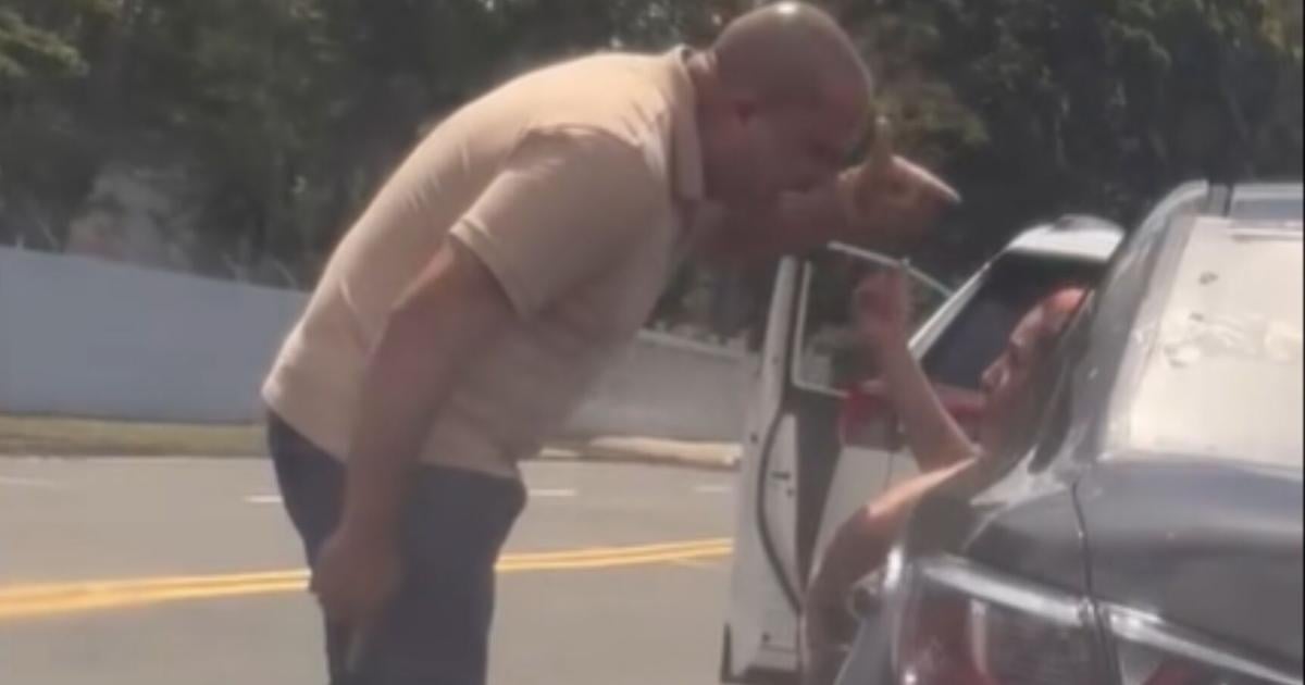 Captan en video a hombre armado enfrentando a conductora tras choque en Bayamón