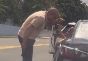 Imagen del artículo de El Vocero: VIDEO: Captan a hombre armado mientras enfrenta a conductora tras choque en Bayamón