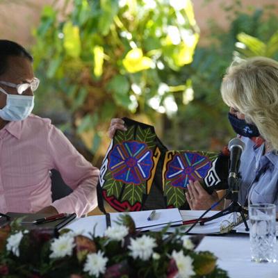 La primera dama de Estados Unidos Jill Biden visita un albergue para personas con VIH en Panamá