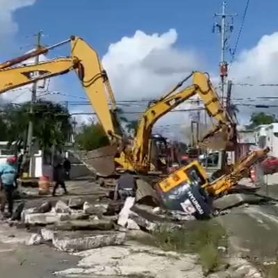 VÍDEO: Una máquina cae en hoyo que arreglaban en Caguas