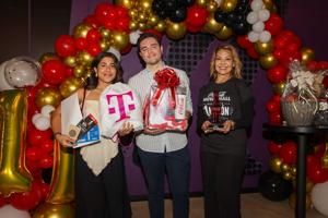 Imagen del artículo de El Vocero: Coca-Cola Music Hall celebra la llegada de su visitante número un millón
