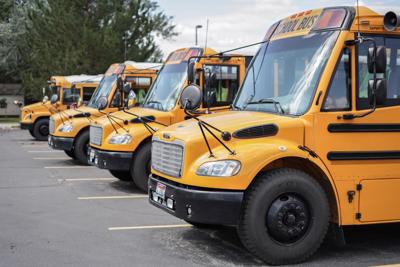 Contraloría revela contratos millonarios de transporte escolar sin subasta