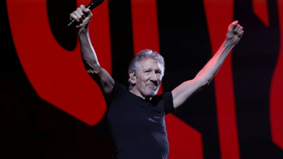 VÍDEO: Investigan a cantante de Pink Floyd por utilizar disfraz en supuesto apoyo nazi