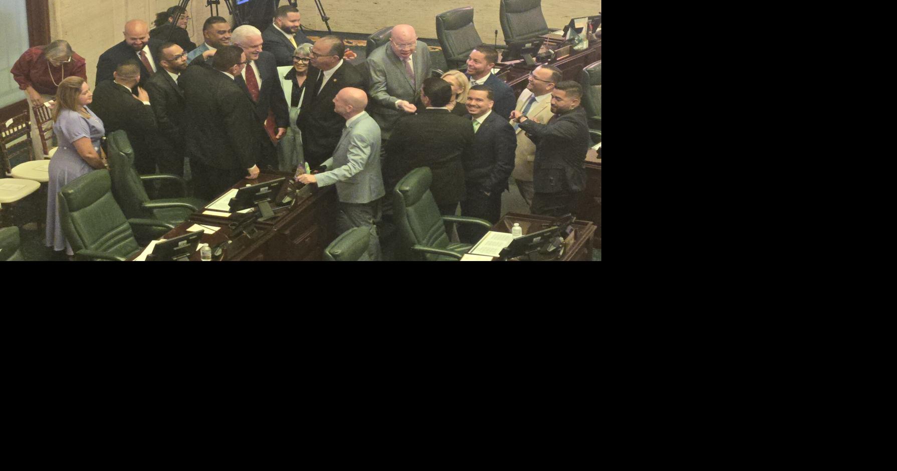 Rivera Schatz es recibido con aplausos a su llegada al hemiciclo cameral
