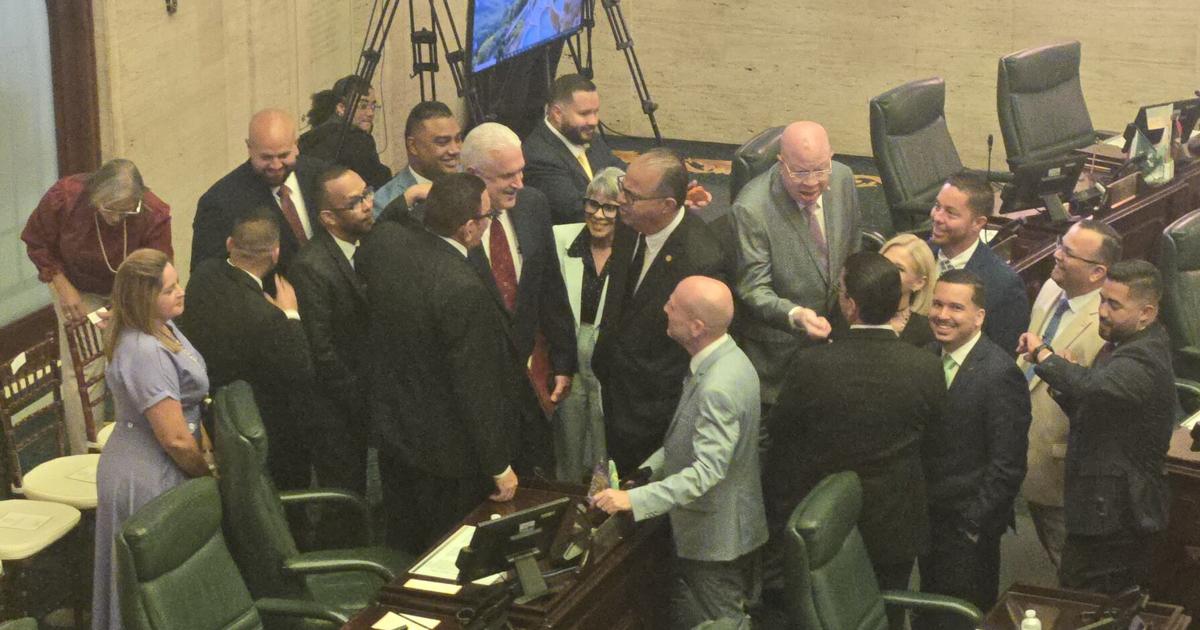 Rivera Schatz es recibido con aplausos a su llegada al hemiciclo cameral
