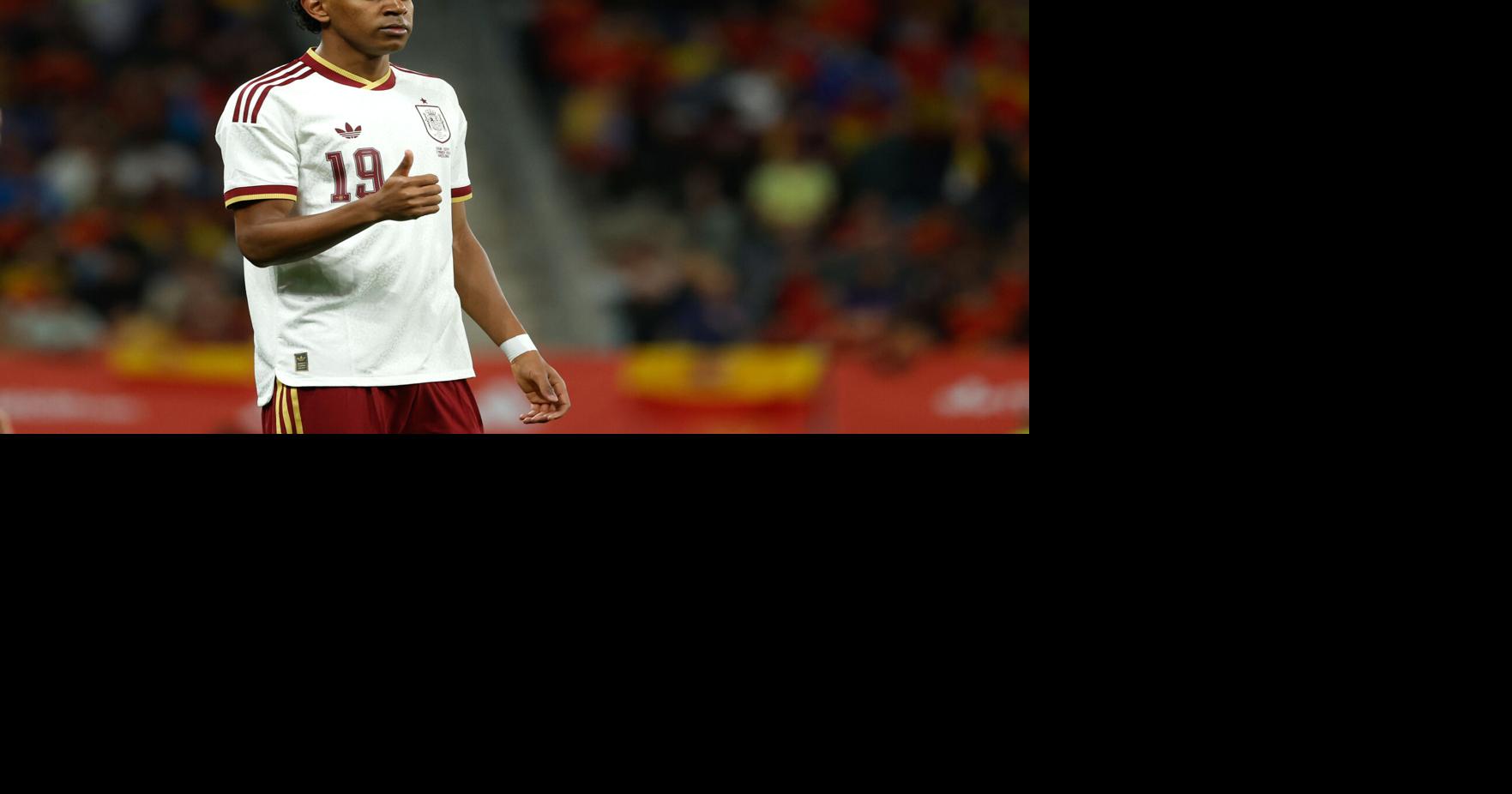 La policía indicó que estaba investigando el comportamiento de los aficionados durante el partido.