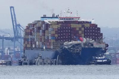 Reflotan el barco que provocó el derrumbe letal del puente de Baltimore