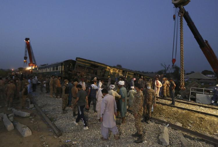 Mueren al menos 51 personas en choque de trenes en Pakistán 60be9521bd18a.image