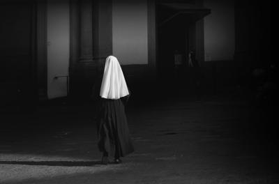 Se hacen pasar por sacerdote y monja para estafar a convento en San Juan