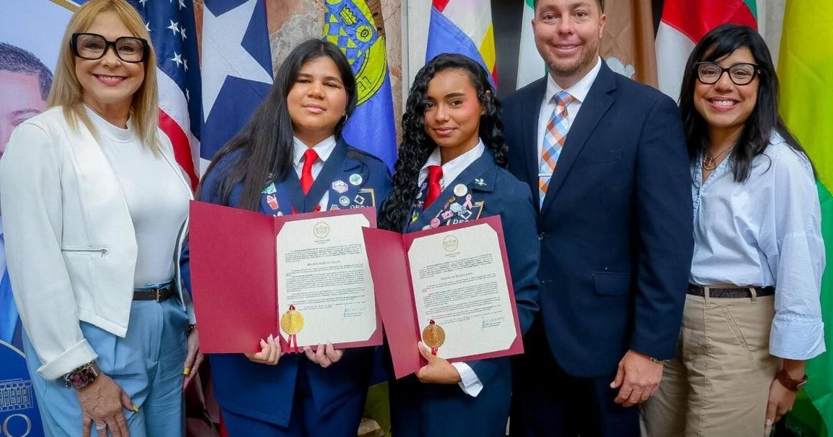 Senado reconoce a jóvenes líderes del Distrito de Arecibo