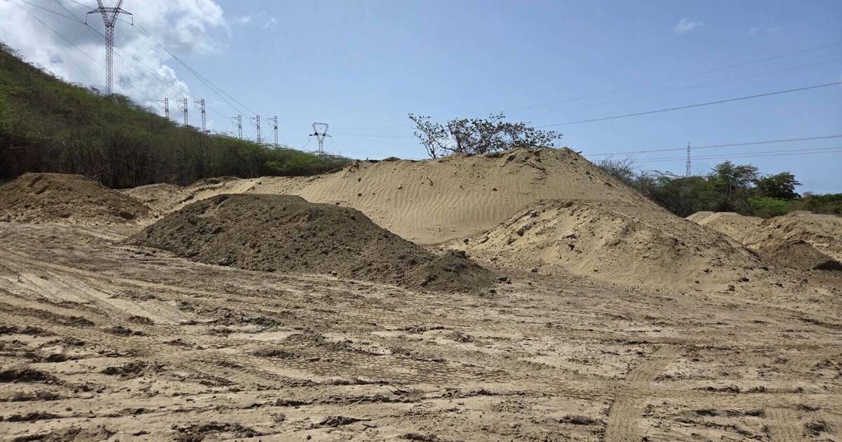 Residentes de Cimarrona en Guayama exigen al DRNA retirar sedimento con posibles residuos de carbón