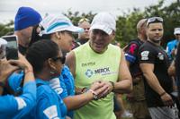 Raymond dedica caminata a voluntarios