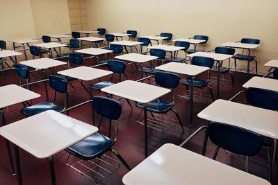 Varias universidades suspenden clases y labores mañana