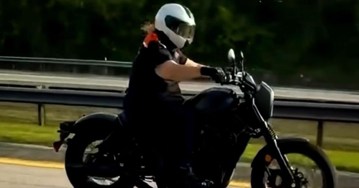 Jennifer González recorre en motora el noroeste de Puerto Rico durante fin de semana largo