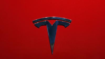 Tesla entrega camiones a fábrica de Pepsi