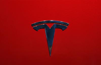 Tesla entrega camiones a fábrica de Pepsi