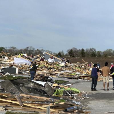 Búsqueda entre escombros tras tornados en Nebraska e Iowa