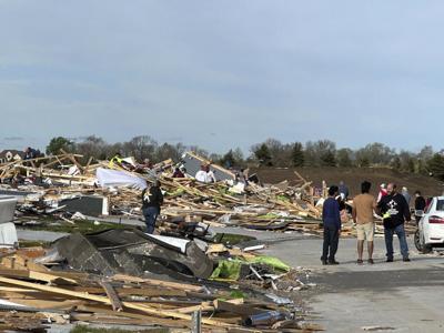 Búsqueda entre escombros tras tornados en Nebraska e Iowa