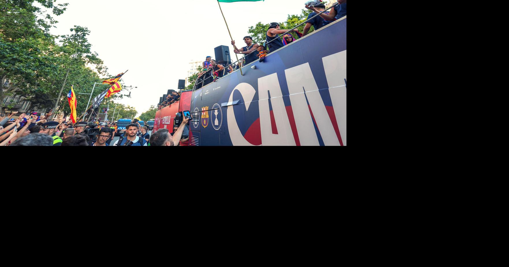 | Lamine, que es musulmán, publicó fotos en su cuenta de Instagram en las que aparece sosteniendo la bandera.