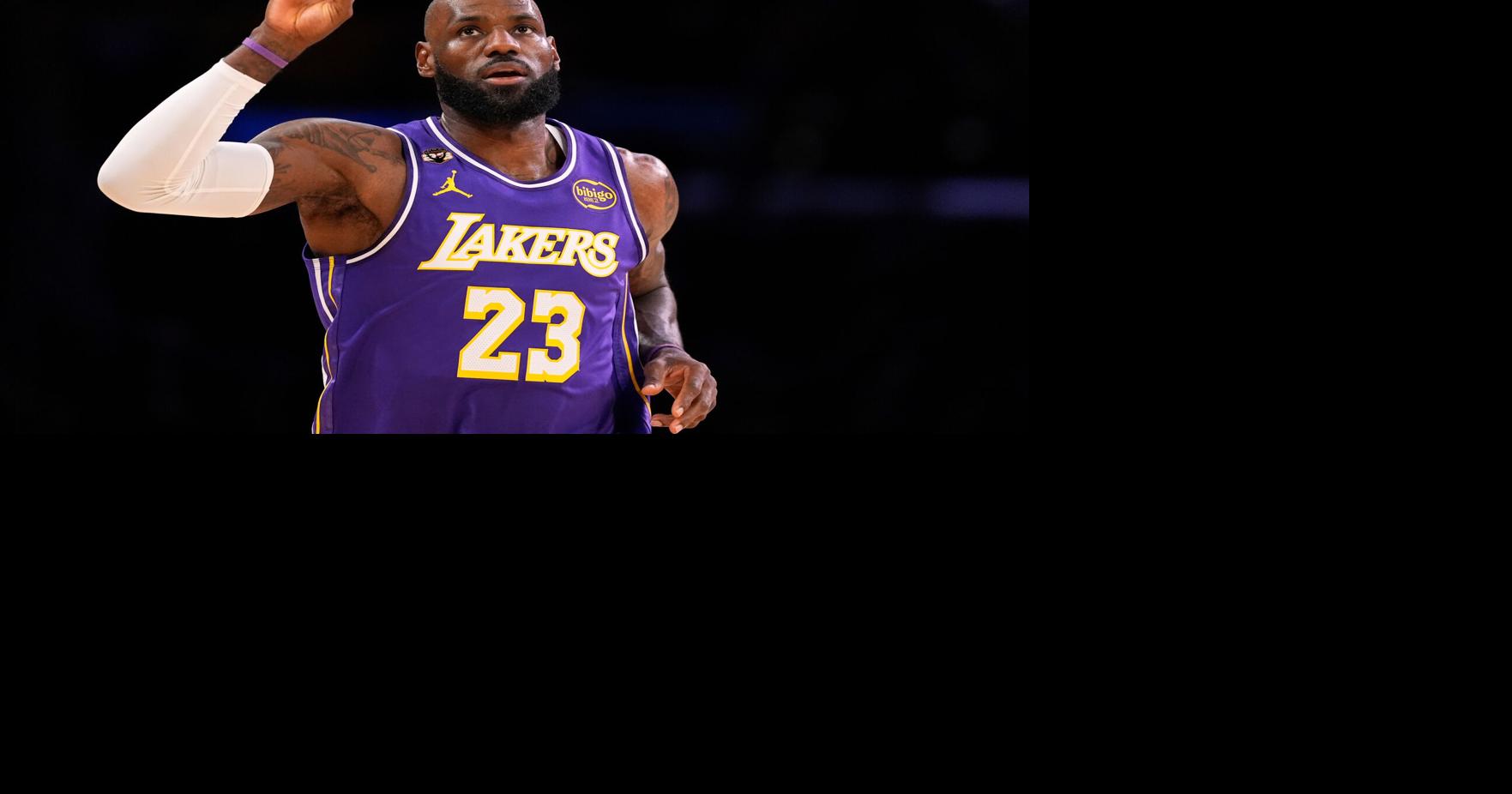 LeBron James anota 26 puntos y los Lakers vencen 119-103 a Warriors sin Curry