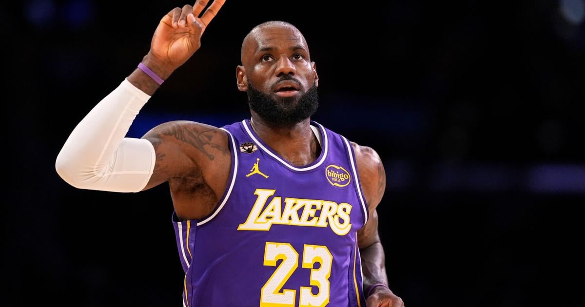 LeBron James anota 26 puntos y los Lakers vencen 119-103 a Warriors sin Curry