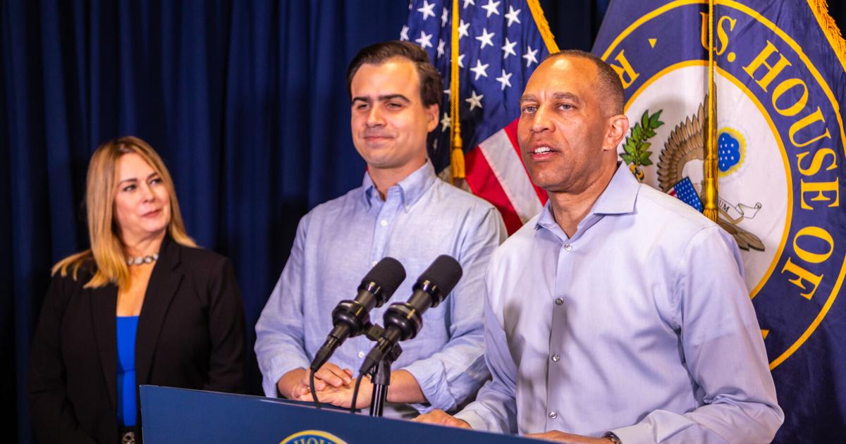 Comisionado residente y líder demócrata atienden preocupaciones sobre Medicaid en Santurce