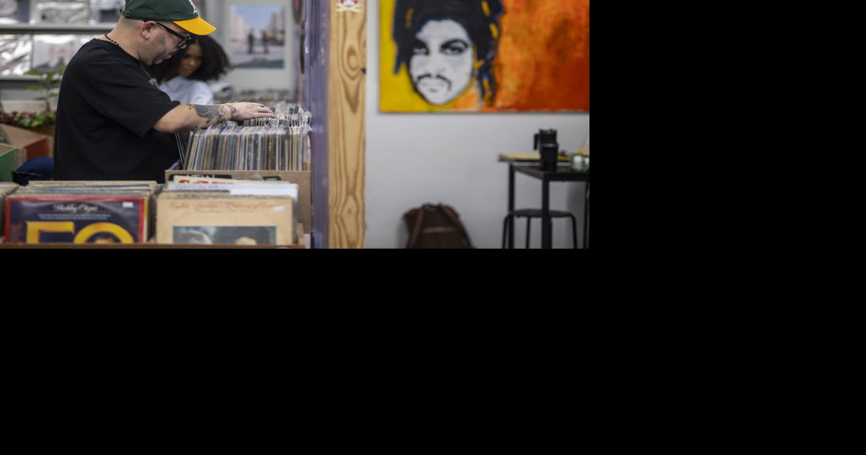 Coleccionistas de vinilos en Puerto Rico preservan la música como experiencia física y tangible