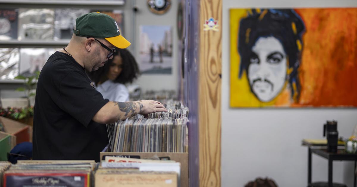 Coleccionistas de vinilos en Puerto Rico preservan la música como experiencia física y tangible