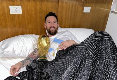 Lionel Messi amanece abrazado al trofeo de la Copa del Mundo: “¡Buen día!”
