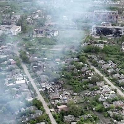 Drones muestran aldea ucraniana destrozada por avance ruso