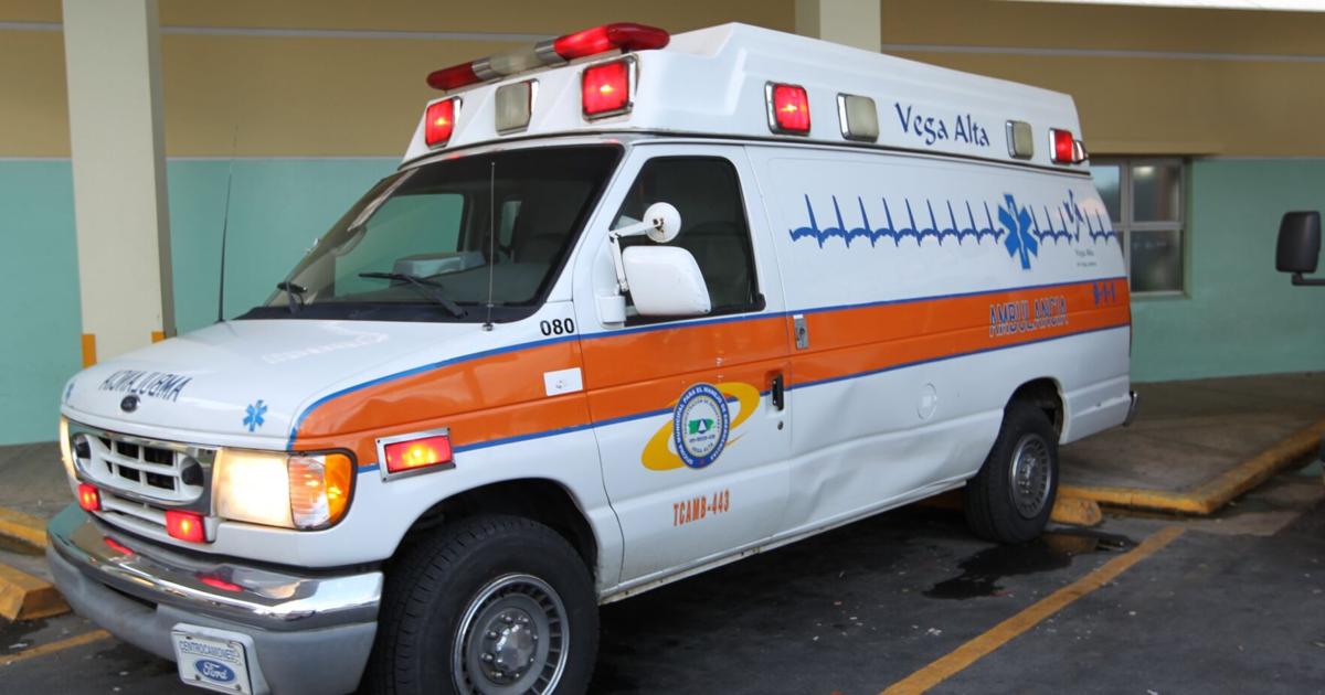 Joven de 24 años gravemente herido tras volcar su vehículo en Aguadilla