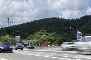 Imagen del artículo de El Vocero: Camión de basura volcado provoca el cierre del expreso PR-52