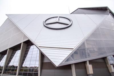 Mercedes Benz llama a revisión casi 324,000 autos