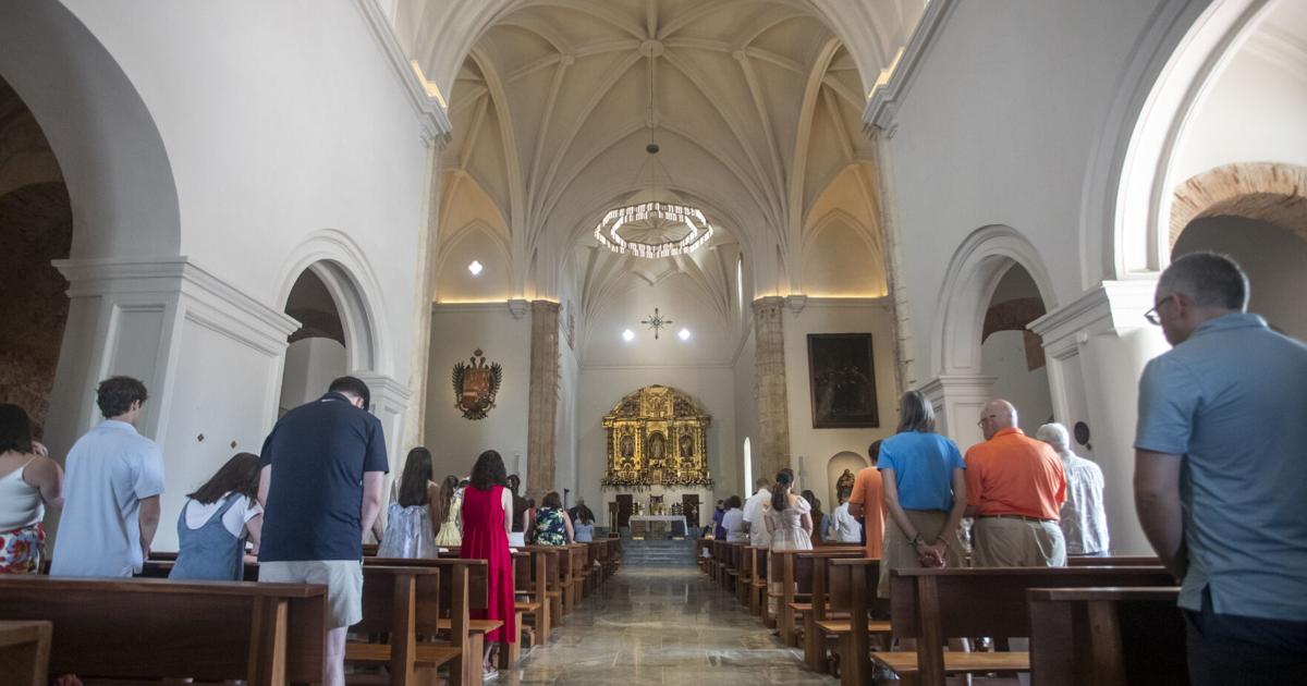 Proyecto declararía servicios religiosos como esenciales en emergencias; divide opiniones