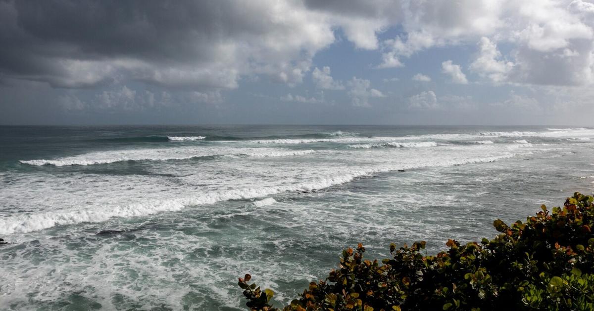 Onda tropical sobre Puerto Rico eleva riesgo de lluvias, tronadas e inundaciones