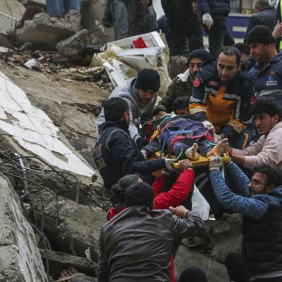 Terremoto en Turquía y Siria: Reportan al menos 641 muertos y miles de heridos