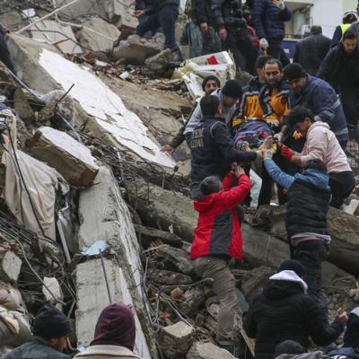VÍDEOS: Terremoto en Turquía y Siria deja al menos 2,300 muertos y miles de heridos