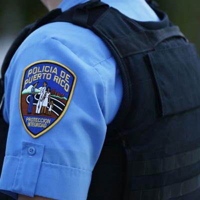 Mujer sorprende a hombre durmiendo en su vehículo