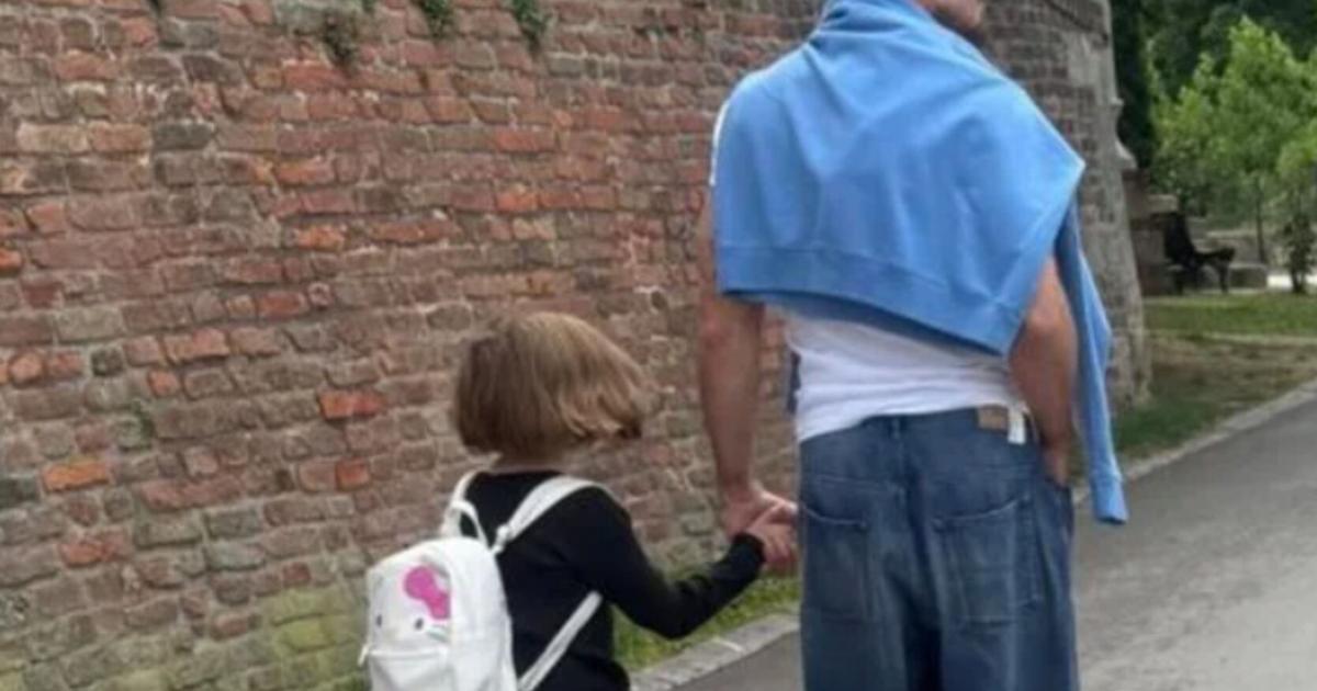 Ricky Martin pasea por Belgrado con su hija Lucía durante gira europea