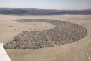 Encuentra a un hombre muerto en el festival de arte y música Burning Man