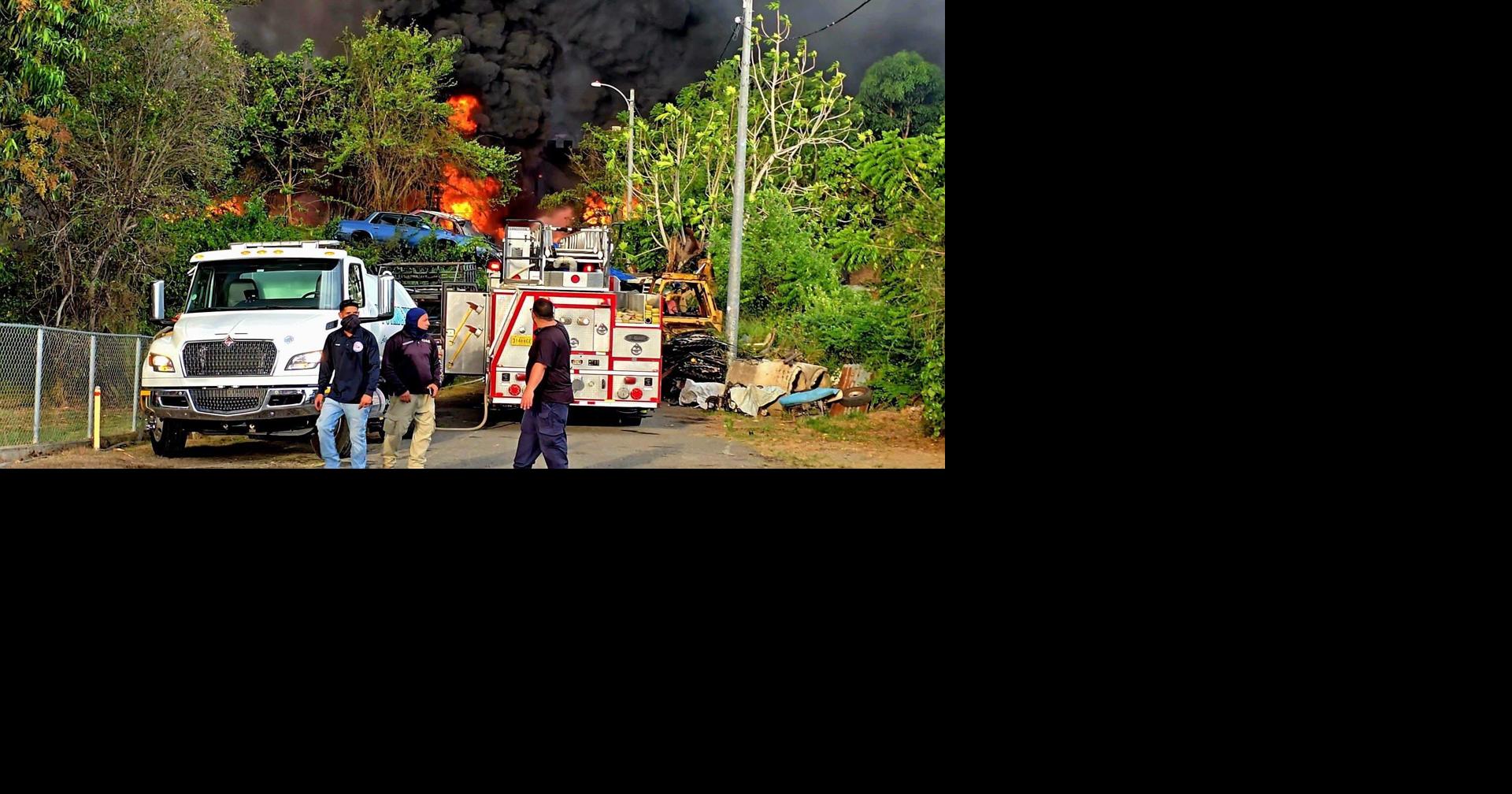 Incendio destruye unos 3,000 vehículos y una residencia en junker de Lajas