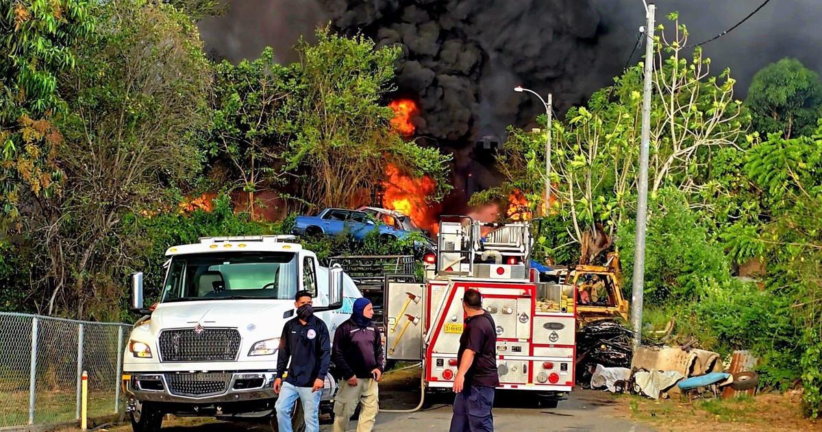 Incendio destruye unos 3,000 vehículos y una residencia en junker de Lajas