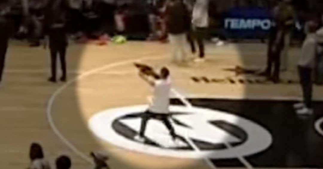 Fanático irrumpe en juego del BSN y simula disparos con rifle de hule