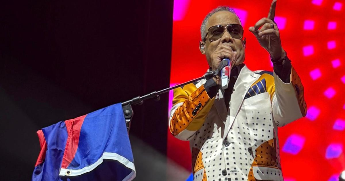 «El Torito» rompe en llanto al anunciar que está libre de cáncer en concierto en Puerto Rico