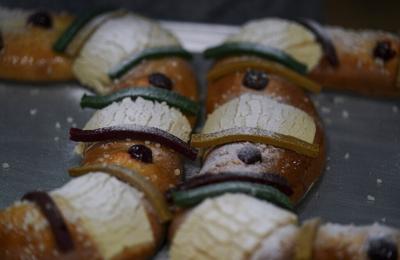 Mexicanos abrazan la tradición de la rosca de Reyes